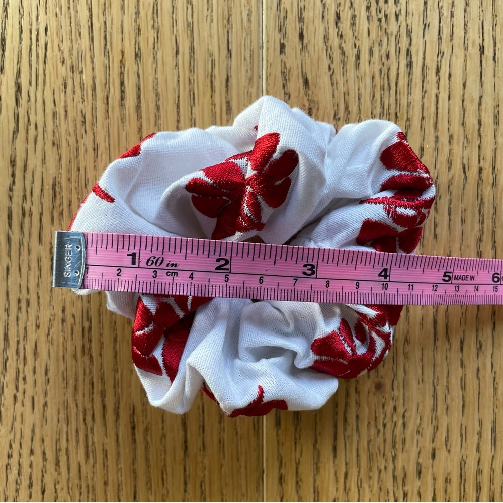 Scrunchie Embroidered - NEW - Picture 2 of 3